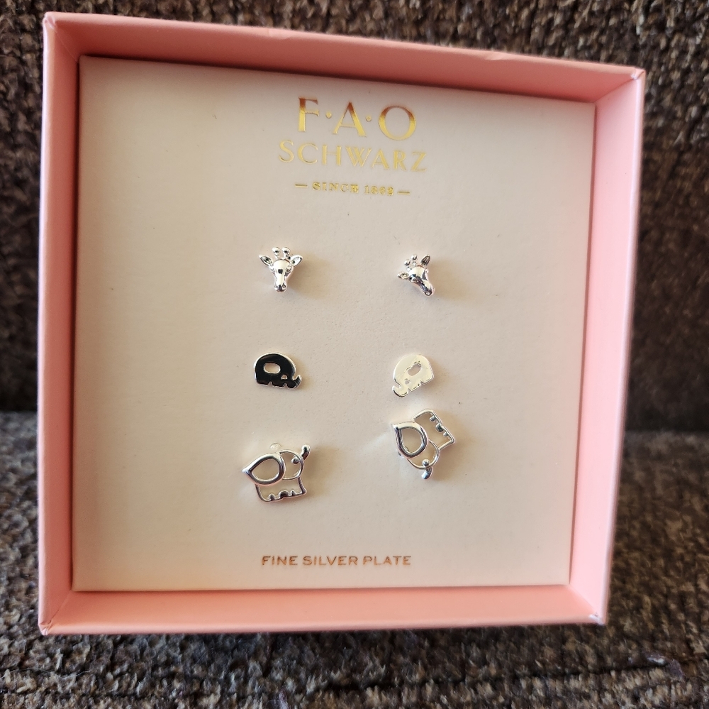 FAO Schwarz Animal Earrings Set Of 3 Pairs New In Box Elephant Giraffe